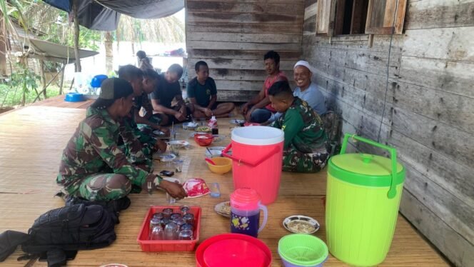 
					Komsos Satgas TMMD Kodim 1012/Buntok Bangun Kepercayaan dan Persahabatan dengan Masyarakat Desa Talio