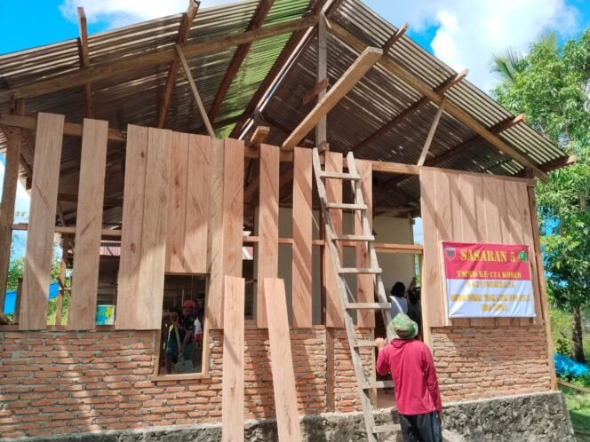 
					Satgas TMMD Dibantu Warga, Pemasangan Dinding RTLH Milik Ibu Tina di Desa Totole Berjalan Lancar