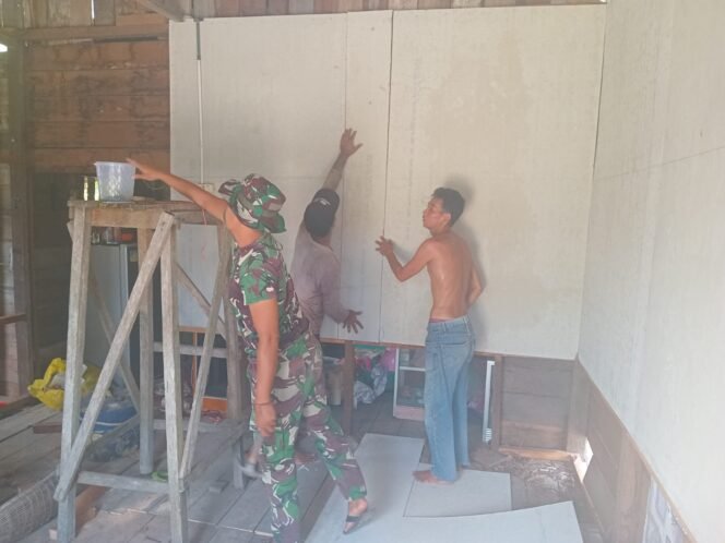 
					Satgas TMMD Kodim 1012/Buntok Pasang Dinding RTLH di Desa Wungkur Baru