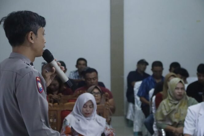 
					Ajak Warga Cegah Kejahatan Sejak Dini, Polsek Sungai Pinyuh Beri Penyuluhan Kamtibmas di TMMD