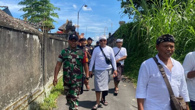 
					Babinsa Kayubihi Tunjukkan Dedikasi Tinggi Kawal Upacara Adat Rangkaian Hari Raya Kuningan