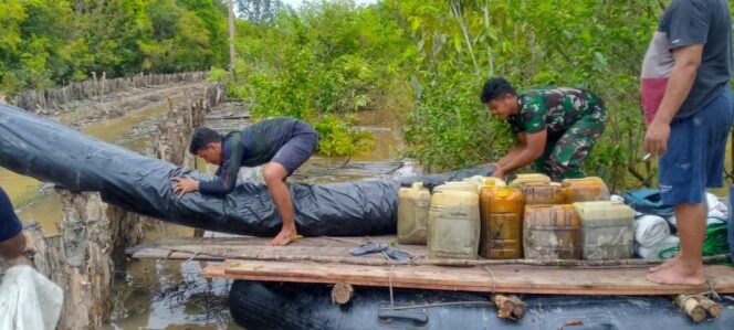 
					Satgas TMMD dan Warga Gotong Royong Antar Material Jalan di Desa Talio