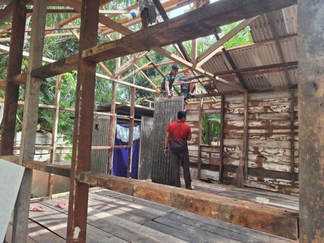 
Satgas TMMD Kodim 1012/Buntok Lanjutkan Pemasangan Atap RTLH di Desa Wungkur Baru