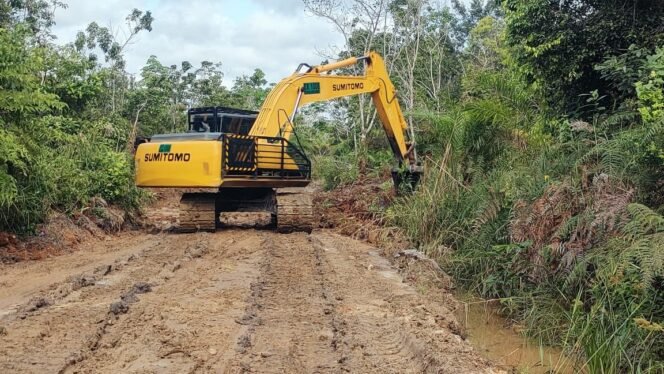 
					Meski Hujan dan Jalan Berlumpur, Satgas TMMD Kodim 1012/Buntok Tetap Maksimalkan Excavator untuk Bangun Jalan
