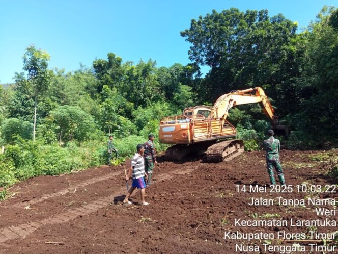 
					Cuaca Mendukung, Satgas TMMD Ke 124 Kodim 1624/Flotim Tancap Gas Lanjutkan Pembukaan Jalan Baru.