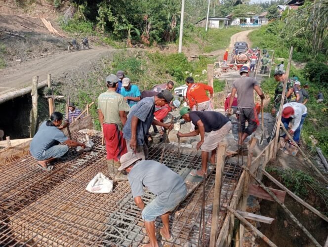 
					Dengan Penuh Keceriaan Warga dan Satgas TMMD ke 124 Kodim 1431 Bombana Lakukan Pengecoran Jembatan Kolombi