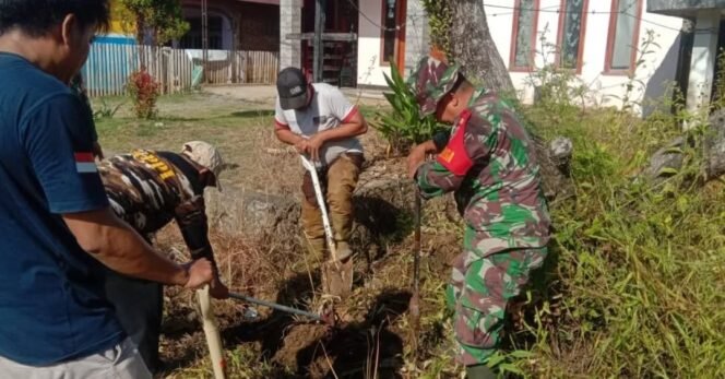 
					Babinsa Koramil 1406-10/Pitumpanua Ajak Warga Kerja Bakti Bersihkan Selokan di Desa Jauh Pandang