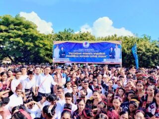 Personel Kodim 1601/Sumba Timur Ikut Upacara Peringatan Hardiknas 2025 di Lapangan Pahlawan