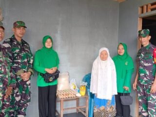 Koramil 1403-01/Larompong menggelar Jum'at Berkah dengan memberikan bahan pokok masyarakat kurang mampu.