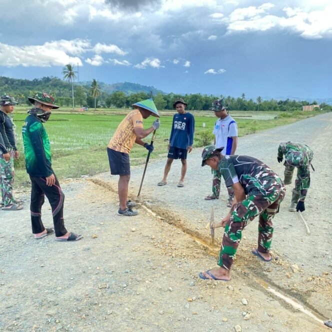 
					Personel Satgas TMMD Kodim 1314/Gorut Tak Kenal Lelah Pasang Pipa Air di Bawah Terik Matahari