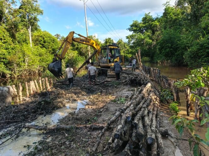 
					Pemasangan Cerucuk Jalan di Desa Talio Libatkan Alat Berat dan Satgas