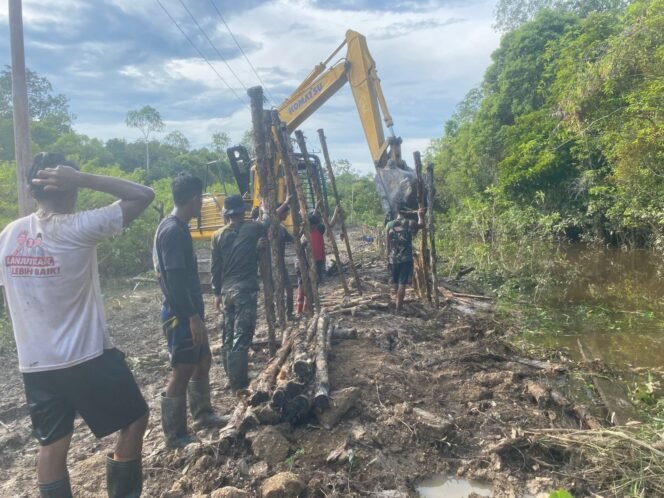 
					Ratusan Cerucuk Sudah Tertancap, Satgas TMMD 1012/Buntok Terus Perkuat Struktur Jalan