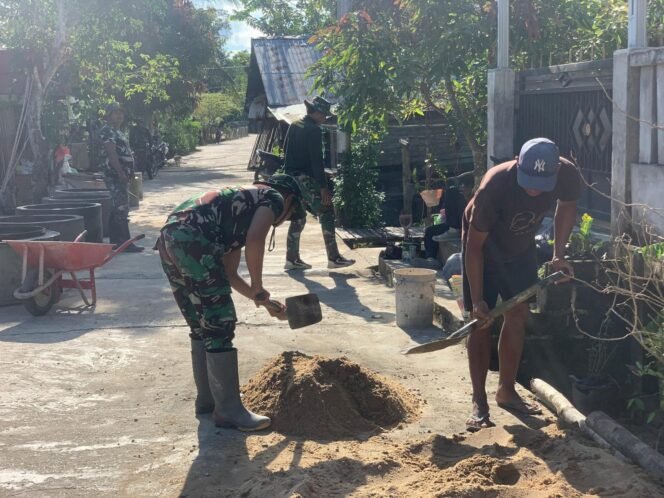 
					Satgas TMMD Kodim 1012/Buntok Semangat Aduk Semen untuk Pembuatan Sumur Galian di Desa Talio