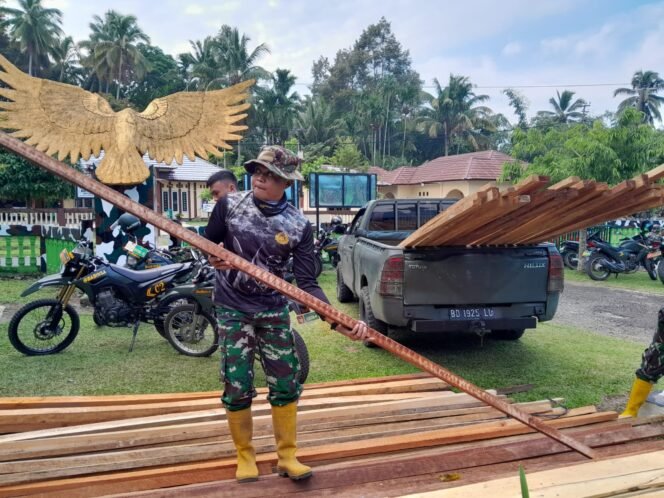 
Satgas Pra TMMD Ke-124 Bongkar Kayu Untuk Pembuatan Baliho