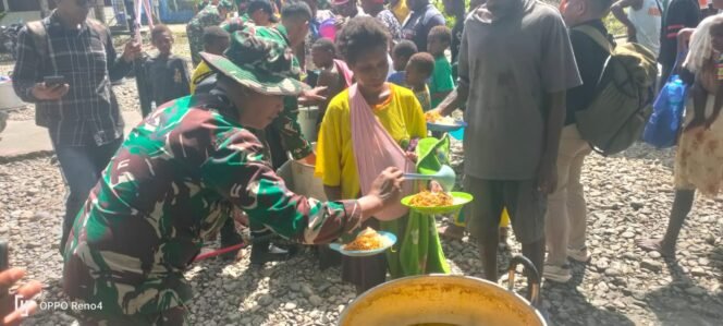 
Antusiasme Masyarakat Kampung Pigapu dalam Santap Sehat Bersama TNI-Polri di TMMD ke-124