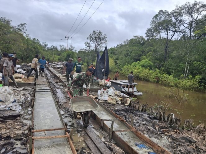 
					Satgas TMMD Kodim 1012/Buntok Lansir Semen Pakai Arco di Jalan Desa Talio