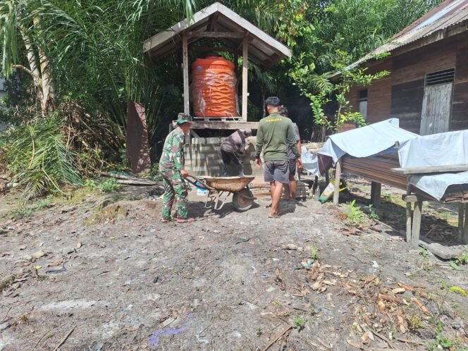 
Satgas TMMD Manfaatkan Arco untuk Angkut Material Bangun Tembok Kran Sumur Bor di Desa Wungkur Baru