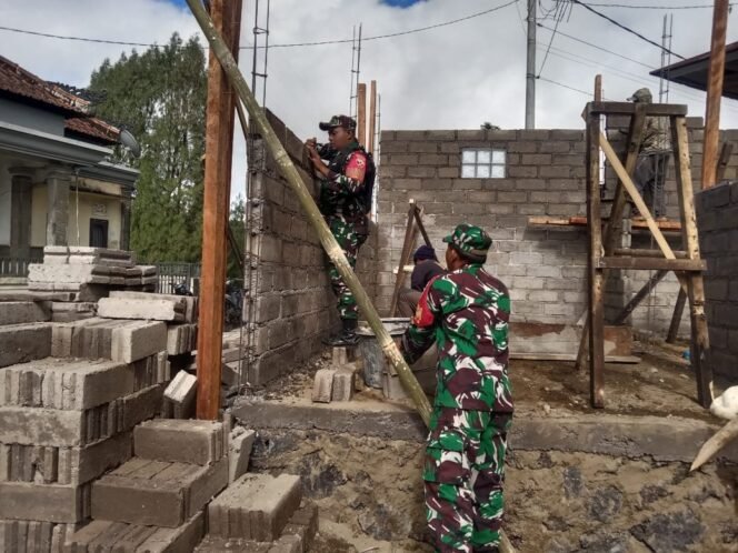 
					Anggota Korami 1626-04/Kintamani Bedah Rumah Tidak Layak Huni di Wilayah Binaan