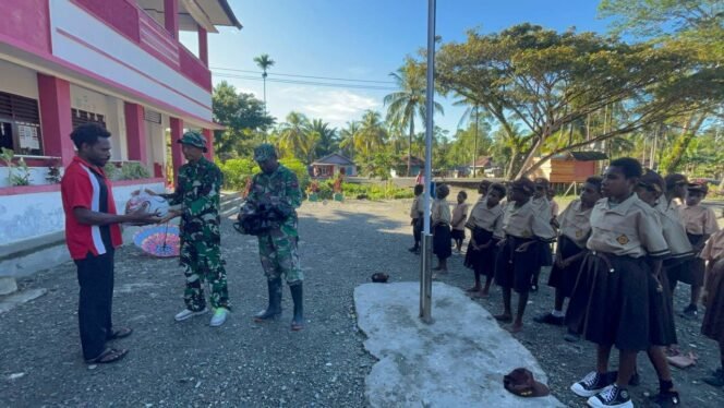 
					Satgas TMMD ke-124 Kodim 1710/Mimika Serahkan Bantuan Bola ke SD Pigapu, Anak-Anak Sambut Antusias