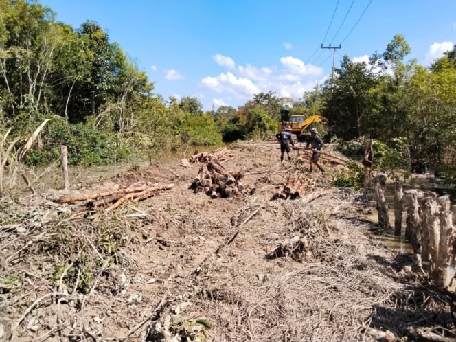 
					Pengerjaan Jalan Desa Talio di Tengah Teriknya Matahari, Satgas TMMD Tetap Semangat