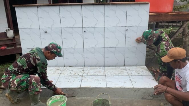 
Satgas TMMD Kodim 1012/Buntok Pasang Keramik di Tempat Wudhu Desa Talio