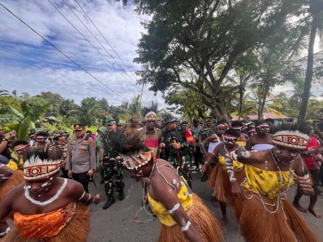 
					Pembukaan TMMD ke-124 Disambut Meriah, Warga Kampung Pigapu Tampilkan Tarian Adat Sambut Kehadiran Bupati Mimika