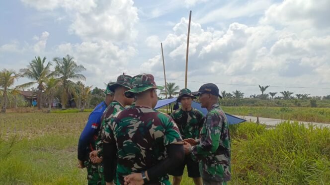 
					Pasiter Kodim 1201/Mempawah Beri Pengarahan kepada Personel TNI AU di Lokasi TMMD ke-124