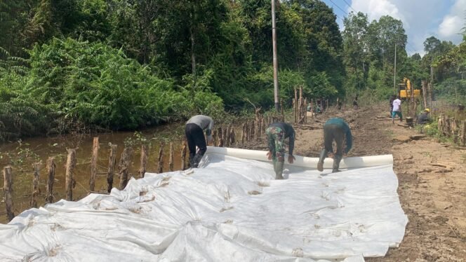 
					Satgas TMMD Pasang Geotekstil di Jalan Desa Talio, Tingkatkan Kualitas Infrastruktur