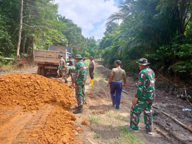 
					Dump Truck Terus Suplai Material Tanah untuk Pembukaan Jalan TMMD ke-124 di Desa Panggak Laut