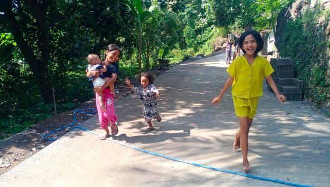 
					Tawa Kecil di Jalan Baru Hadiah Indah Satgas TMMD untuk Anak-Anak Banjar Seganti