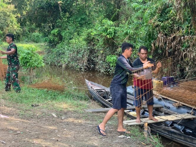 
					Gotong Royong Angkut Besi Lansir, Warga dan Satgas TMMD Perkuat Jalan Desa Talio