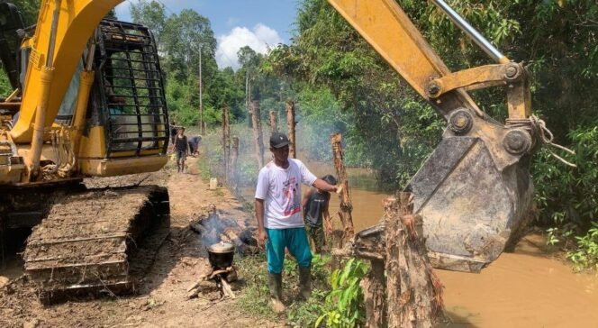 
					Gotong Royong, Warga dan Satgas TMMD Tanam Cerucuk di Jalan Desa Talio