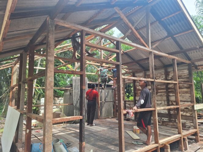 
					Satgas TMMD Kodim 1012/Buntok Lanjutkan Pemasangan Atap RTLH di Desa Wungkur Baru