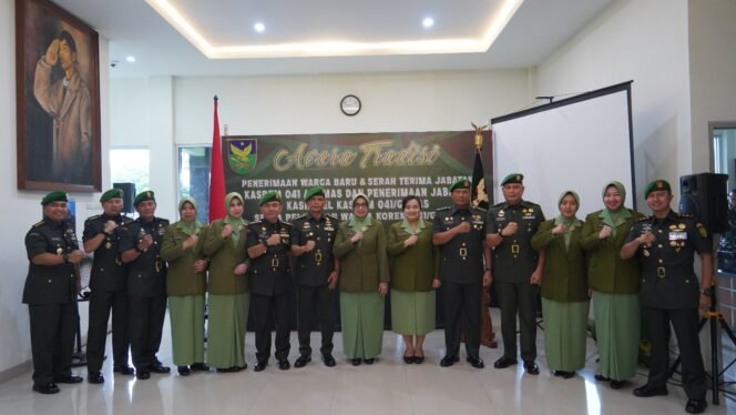 
Danrem 041/Gamas Pimpin Tradisi Penerimaan Serta Pelepasan Warga Korem 041/Gamas