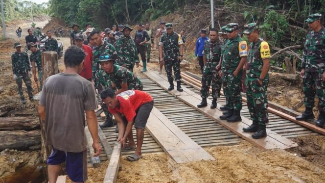 
Tim Wasev Mabes TNI Tinjau TMMD ke-124 di Kapuas Hulu, Apresiasi Sinergi TNI dan Warga