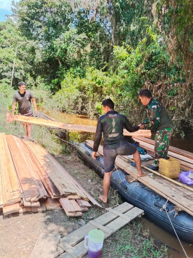 
					Satgas TMMD Kodim 1012/Buntok Lansir Papan dan Besi untuk Jalan di Desa Talio