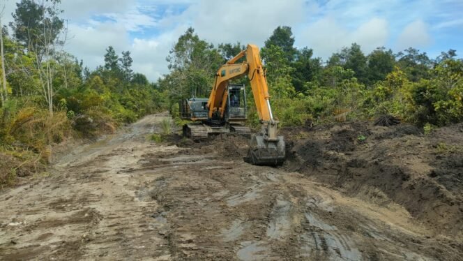 
					Excavator Dikerahkan, Pelebaran Jalan di Desa Wungkur Baru Dikebut Satgas TMMD