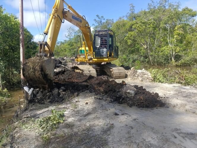 
					Satgas TMMD Kodim 1012/Buntok Genjot Pembukaan Jalan, Excavator Aktif Padatkan Badan Jalan