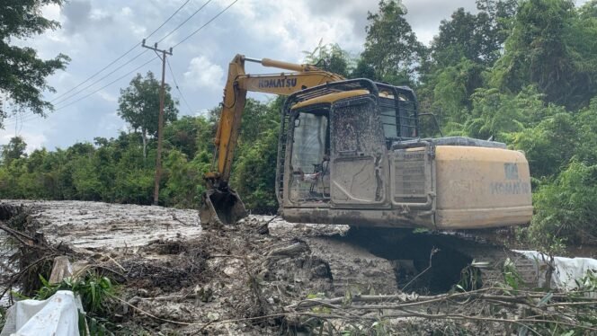 
Alat Berat Terus Kebut Pengerjaan Jalan di Desa Talio