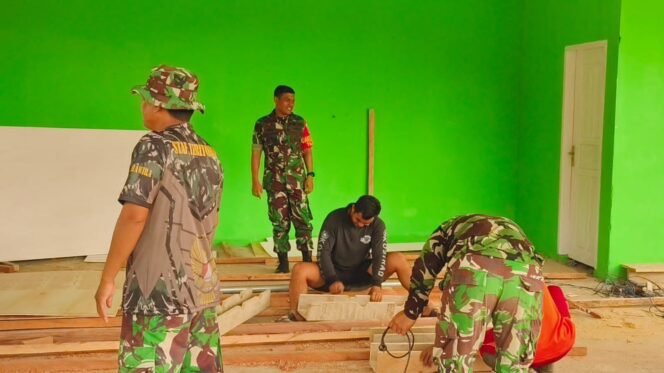 
					Dansatgas TMMD ke-124 Tinjau Pemasangan Plafon Tribun Lapangan Sepak Bola Desa Morengke