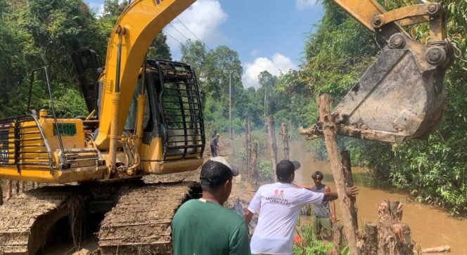 
					Semangat Warga dan Satgas TMMD Bersama Tanam Cerucuk di Jalan Desa Talio