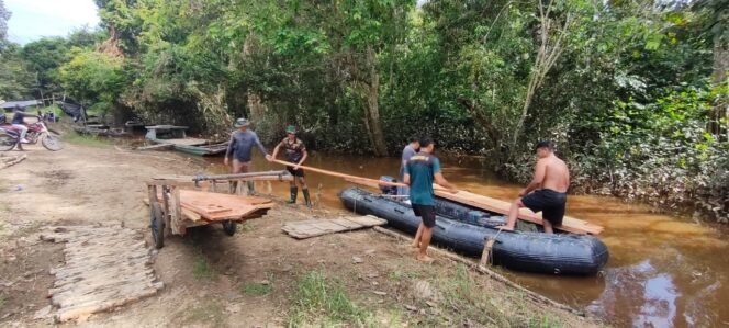 
Demi Wujudkan Pembangunan Desa, Satgas TMMD Angkut Material Lewat Sungai