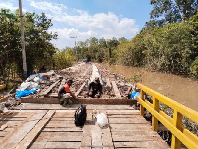 
Sinergi TNI dan Warga, Papan Jembatan di Desa Talio Dipercepat Pemasangannya