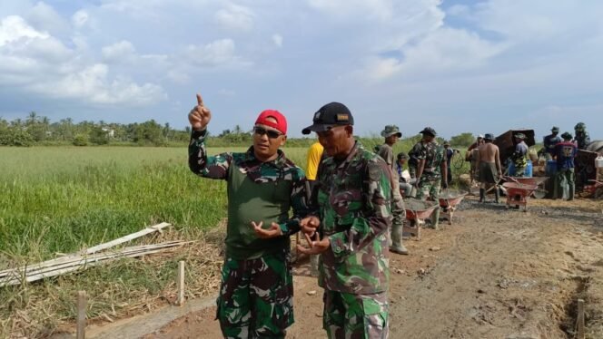 
					Dansatgas TMMD Reguler ke-124 Memberikan Arahan kepada Pasiter Terkait Kegiatan TMMD