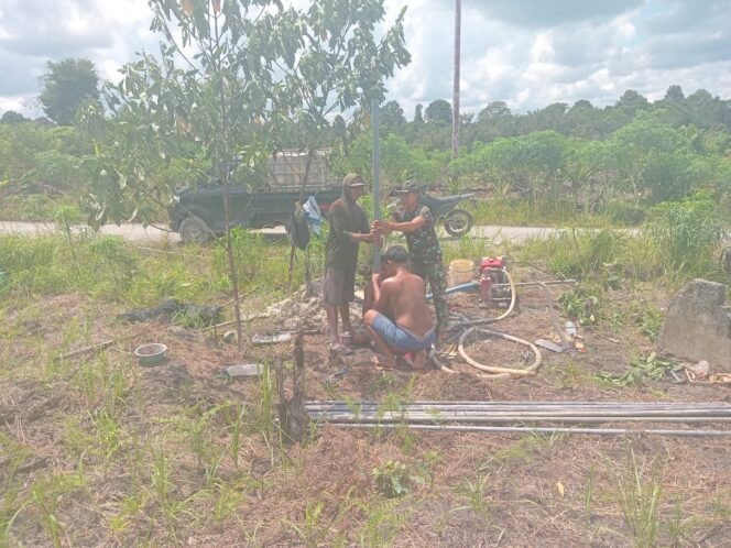 
					Panas Terik Tak Halangi Semangat Satgas TMMD Kodim 1012/Buntok Bor Sumur Demi Air Bersih Warga