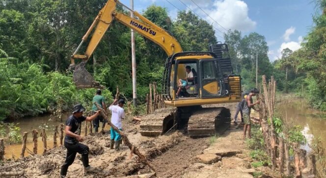 
					Cerucuk Dipasang di Tengah Terik dan Lumpur, Warga dan TNI Tak Kenal Lelah