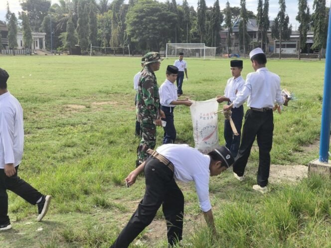
					Personel Koramil 1420-05/Dua Pitue Bersama Pesantren dan Warga Gelar Aksi Jumat Bersih di Pitu Riawa
