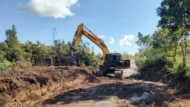 
					Belukar Disulap Jadi Badan Jalan, Excavator TMMD Ke-124 Kodim 1012/Buntok Terus Bekerja
