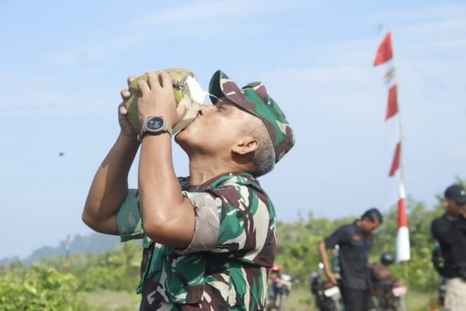 
Dampingi Danrem di Lokasi TMMD Wilayah Mempawah, Kasi Ter Kasrem Nikmati Buah Kelapa Segar