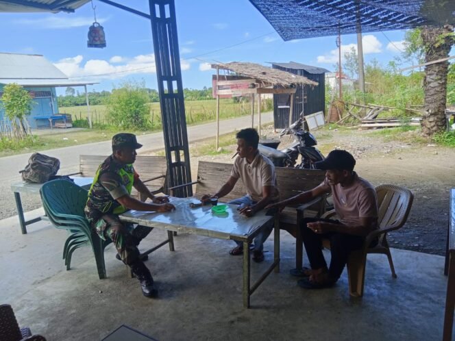 
					Mewujudkan Keakraban, Babinsa Posramil 06/Bubon Komsos dengan Warga Binaannya